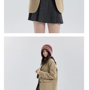 Detail van roodbruine gebreide muts met oorkleppen en warme zachte fleece voering