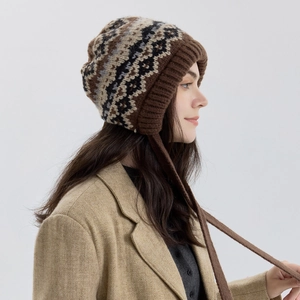 Bonnet en maille Fair Isle avec cache-oreilles et attaches en marron, noir et beige