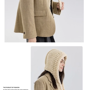 Detailansicht der handgestrickten cremefarbenen Sturmhaube mit Fischgräten-Blazer