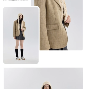 Detail der dicken Spiralstrick-Textur der beigen Kapuze und des khakifarbenen Blazers