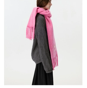 Detailansicht vom rosa Strickschal mit Fransen und Strass-Schleife für den Winter