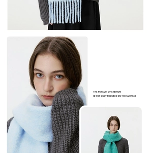 Detail eines weichen pastellblauen Strickschals mit Fransen und dicker Kaschmir-Haptik