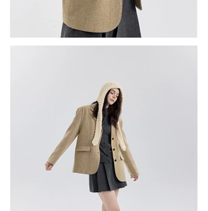 Detail der hochwertigen Fischgrätwebung des stylischen Wollblazers für Damen