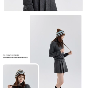 Dettaglio del cappello in maglia a righe con paraorecchi e lacci marrone e azzurro