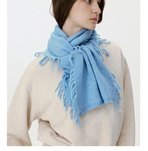 Detailansicht der weichen hellblauen Strickstruktur und der langen Fransen dieses Wintershals