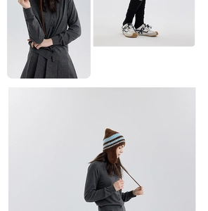 Dettaglio del berretto in maglia a righe in stile collegiale e sneakers vintage abbinate
