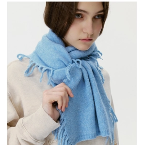 Detailstruktur des hellblauen Strickschals mit langen Fransen für den Winter