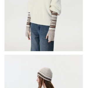 Dettaglio set invernale in maglia con berretto jacquard e guanti lunghi senza dita