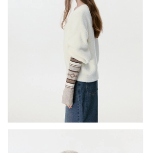 Dettaglio di manicotti in maglia jacquard vintage con un morbido maglione bianco mohair