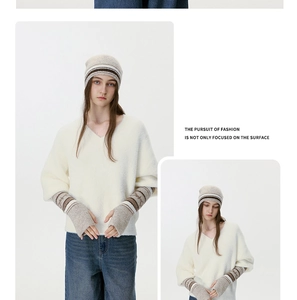 Dettaglio del set in maglia invernale con berretto a righe e guanti senza dita coordinati