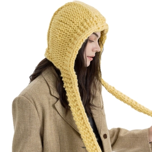 Handgestrickte Balaclava Mütze in Ingwergelb mit langen geflochtenen Bändern für Winter
