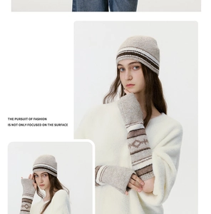Dettagli del berretto in maglia beige e manicotti con motivi geometrici etnici