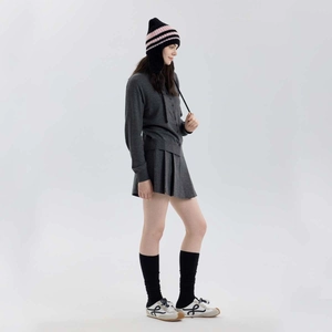 Berretto in maglia a righe vintage stile college con paraorecchie e lacci in rosa e nero