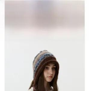Détail de la texture en maille marron et bleue avec doublure pelucheuse pour bonnet d'hiver
