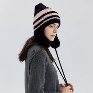 Cappello in maglia a righe da donna con paraorecchie nero e rosa e nappe morbide