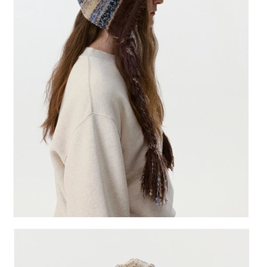 Détail d'un bonnet en tricot multicolore avec protège-oreilles et longues tresses