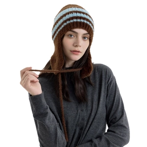 Cappello in maglia a righe con paraorecchie e lacci lunghi marrone e azzurro