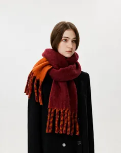 Detailaufnahme des dicken Winter-Schals in Burgund und Orange mit Color-Block-Design