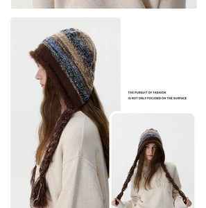 Détail du bonnet d'hiver tricoté avec rayures colorées et doublure en peluche douce