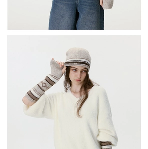 Dettaglio del set invernale in maglia con berretto a righe e manicotti con motivo a rombi