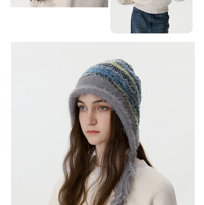 Détail d'un bonnet en tricot tricolore avec bordure polaire chaude et motif rayé