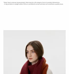 Makroaufnahme des bordeauxroten Wollschals mit Fransen-Details und warmer Textur