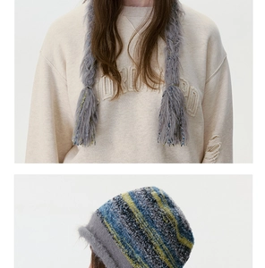 Détail du bonnet en tricot rayé multicolore avec longues tresses et texture mohair douce