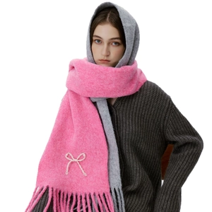 Rosa und grauer Strickschal mit Perlenbogen-Detail und Fransen für den Winter