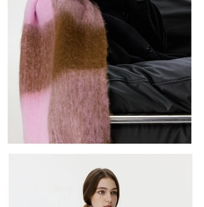 Detailansicht eines rosa-braunen Karo-Schals mit weicher Mohair-Struktur