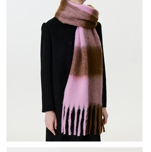 Detailansicht der rosa-braunen Karo-Schal mit weicher Mohair-Textur und langen Fransen