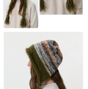 Détail du bonnet en maille rayée avec bordure en fausse fourrure verte et nattes