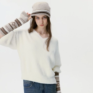 Set invernale con maglione a V soffice, berretto a motivi e scaldabraccia coordinati
