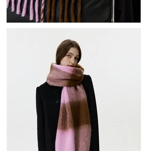 Detailaufnahme der dicken rosa-braunen Karo-Schal Quasten mit weicher Mohair-Textur