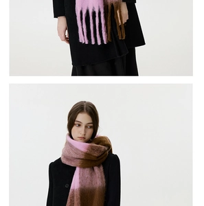 Detailaufnahme des Schals mit rosa-braunem Farblock und dicken Fransenstrukturen