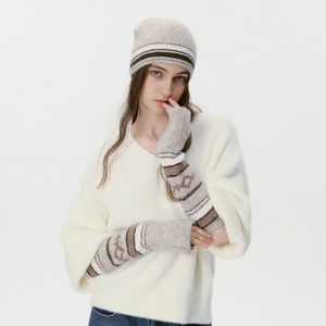 Set berretto in maglia e manicotti invernali con strisce a contrasto e motivo jacquard