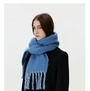 Nahaufnahme des blauen Wollschals mit dicken Fransen und weicher Mohair-Textur