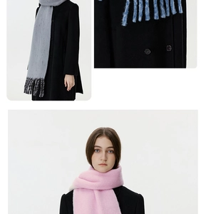 Nahaufnahme dicker Fransenschals in Grau und Rosa mit flauschiger Wolltextur