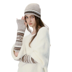 Set invernale berretto in maglia beige e scaldabraccia con motivo jacquard a righe marroni