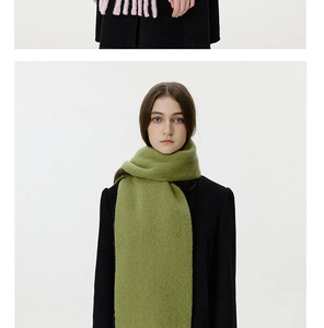 Detailansicht des weichen Wollschals mit rosa Streifen und dicken Fransen für den Winter