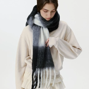 Dicker Herbst Winter Oversized Strickschal mit schwarz grauem Farbverlauf und langen Fransen