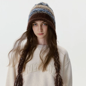 Bonnet en tricot rayé avec visière, texture polaire épaisse en tons marron et gris