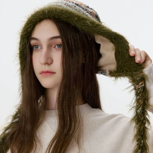Bonnet en tricot de style Maillard avec bordure en peluche et oreillettes à franges