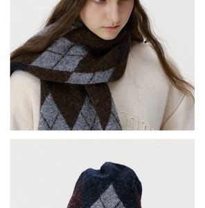 Detailed view of the diamond pattern argyle knit beanie and matching winter scarf texture