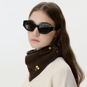 Retro wool knit floral embroidery triangle scarf with black cat-eye sunglasses for winter