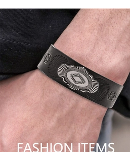 Dettaglio del bracciale in pelle nera con incisione totem geometrica argentata