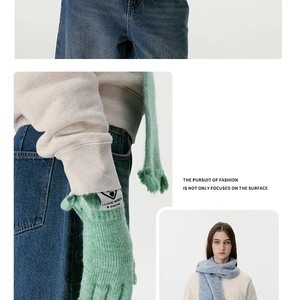 Details der flauschigen Strickhandschuhe mit Herz-Anhänger und Schleifen für den Winter