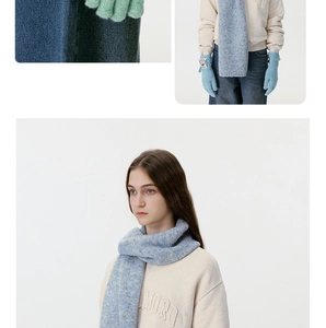 Detailansicht weicher pastellblauer Strickhandschuhe mit Rippbündchen und Fleece-Textur