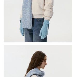 Hellblaues Strickset aus Mohair mit Schal und Handschuhen für warme Wintertage