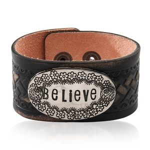 Bracciale polsino vintage in pelle nera con targa metallica incisa BeLieve