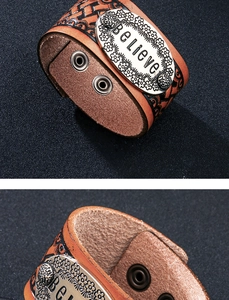 Macro di bracciale in pelle marrone con placca in metallo believe e bottoni a pressione